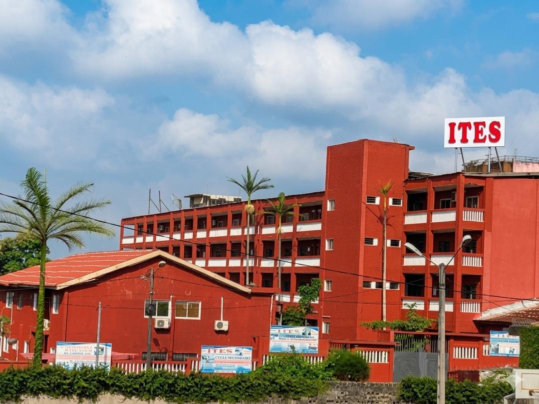 技术与专业学院校园建筑外景,现代教学楼与绿化环境